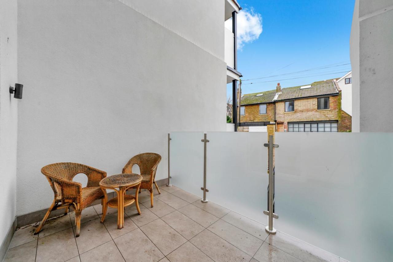 Lovely 2 With Balcony Apartment *